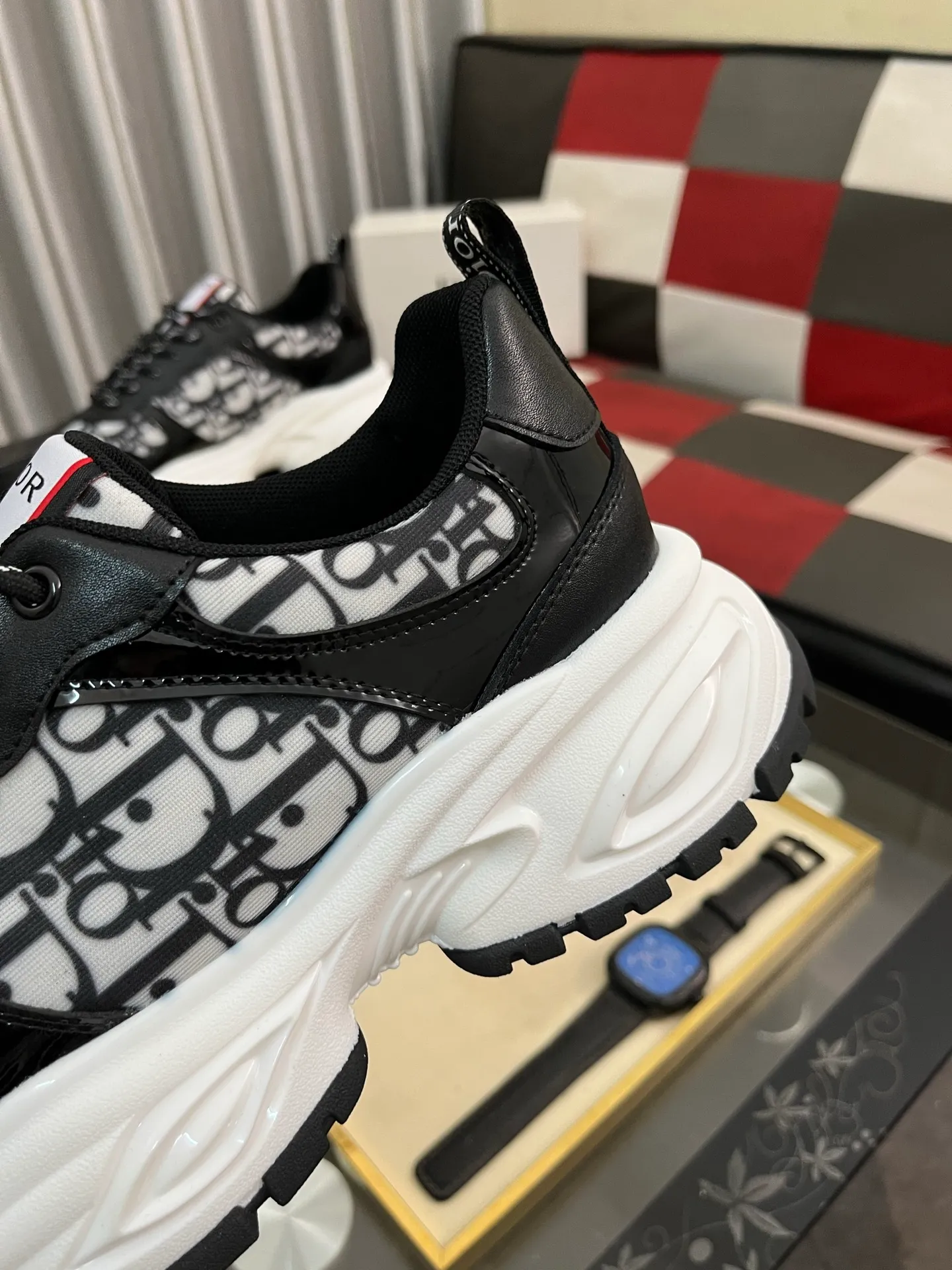Men's men's shoes 💰458⌚️⌚️Dior's new 🆕low-cut casual sneakers, made of breathable mesh, with brand signature details on the shoe collar to enhance style. Fashionable and versatile, it can complement any look. With a sophisticated design that is both dynamic and modern, this new must-have shoe adds a new dimension to Dior's legacy, displaying modern elegance. Men's shoes 38-44 2️⃣ colors available